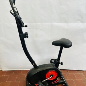 Bicicleta Estática Negra con Detalles Rojos y Pantalla Digital - imagen 4