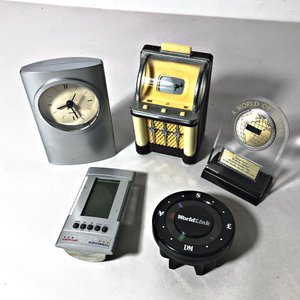 Lote de Cinco Relojes y Objetos Decorativos - imagen 2