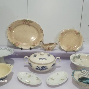 Lote de Vajilla de Loza: Sopera, Fuentes, Salsera y Platos - imagen 2