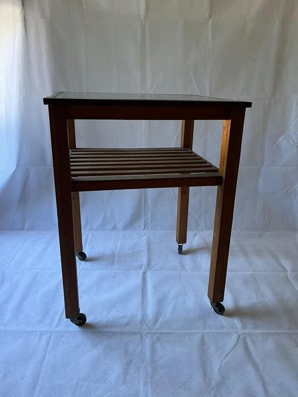 Mesa en madera con estante de vidrio EXCELENTE ESTADO - imagen 3