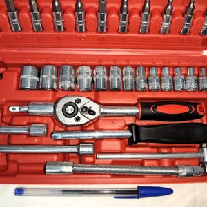 Juego de Dados y Puntas con Llave Cricket, 46 Piezas en Valija Roja - imagen 3