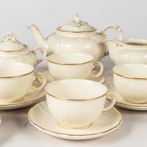 21 Piezas de loza Villeroy and Boch, color crema, borde dorado. Piezas craqueladas, un plato con cascadura Medidas: 14 cm - imagen 2