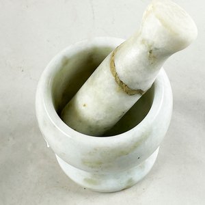 Mortero en mármol blanco 11 cm con mano - imagen 2
