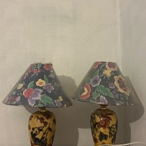 Lote siguiente: Par de Lámparas de Mesa con Pantallas Florales