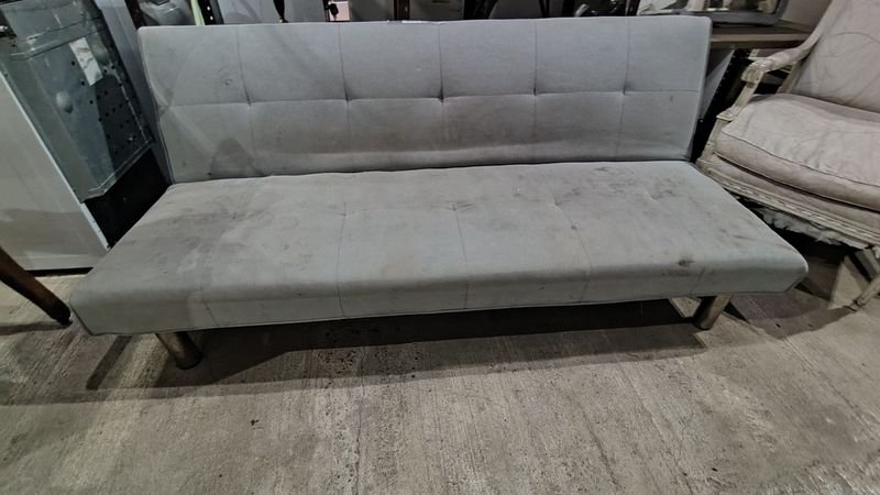 Sofá cama tapizado en gris con detalles - imagen 2