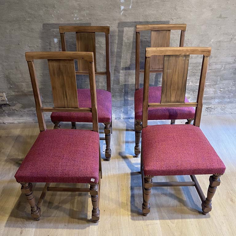 Lote anterior: 4 Sillas de Estilo Colonial con Asientos Tapizados en Buen Estado