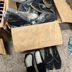 Lote de Más de 80 Pares de Pantuflas y Calzado Variado - imagen 5