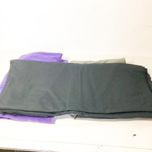 Trece Metros de Tela Variada: Morado, Gris, Verde y Rojo Estampado - imagen 4