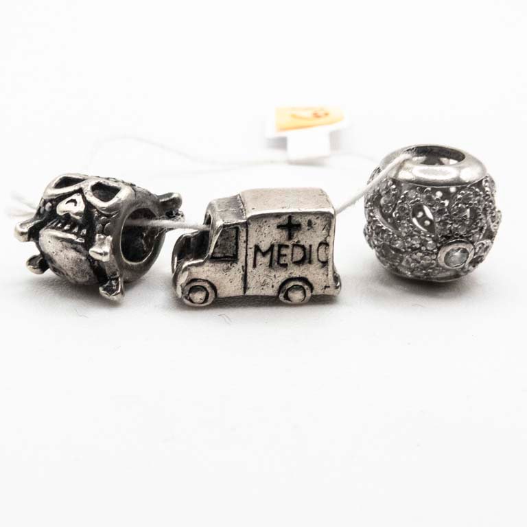 Tres Dijes de Plata: Ambulancia, Calavera y Diseño Calado