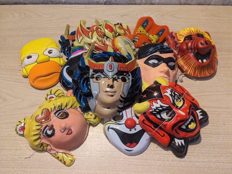 Colección de caretas y muñecos coloridos
