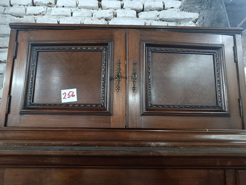 Mueble de Estilo con Dos Puertas y Llave