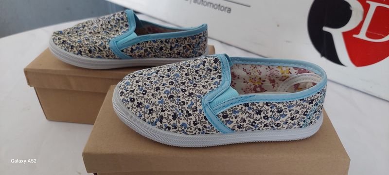 Zapatillas de tela azul y blanca para hombre - imagen 3