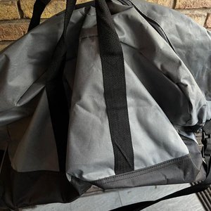 Bolso Urban Gear Gris con Tiras Negras - Gran Capacidad - imagen 2