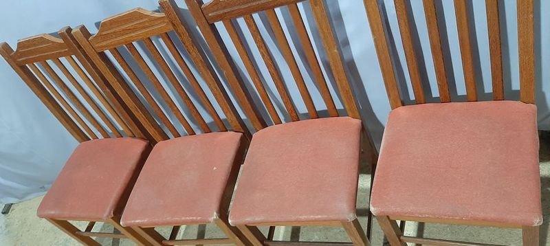 Mesa de comedor en madera con sillas tapizadas - imagen 3
