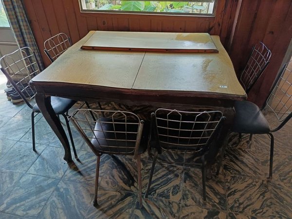 Mesa antigua con 6 sillas de hierro (no son juego) - imagen 1