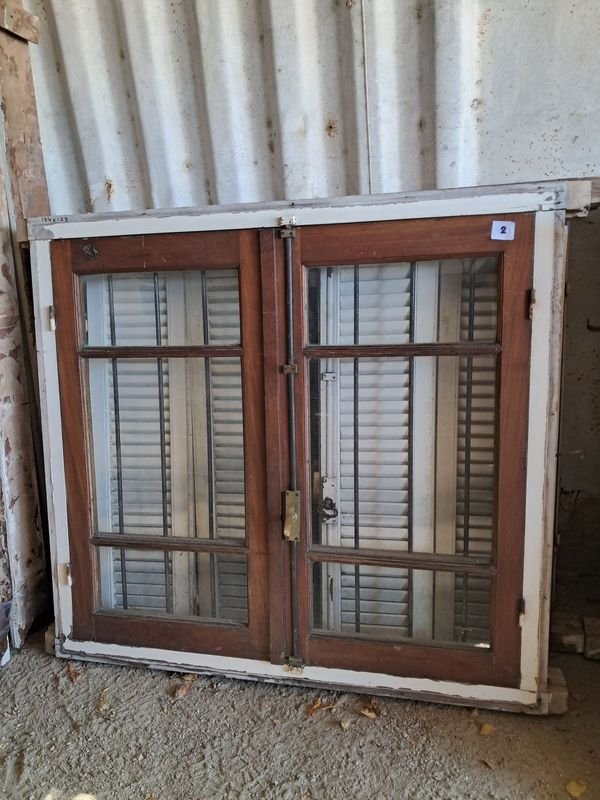 Ventanas de cedro con postigos y rejas - imagen 1