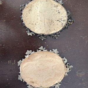 Par de Cuadros Ovalados Antiguos con Marco Ornamental Metálico - imagen 3