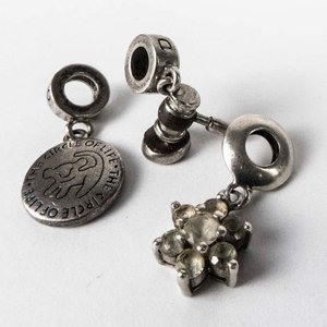 Tres Dijes de Plata con Diseños Circulares y Florales - imagen 2