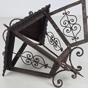 Antiguo Farol de Pared en Hierro Forjado con Detalles Ornamentales - imagen 5