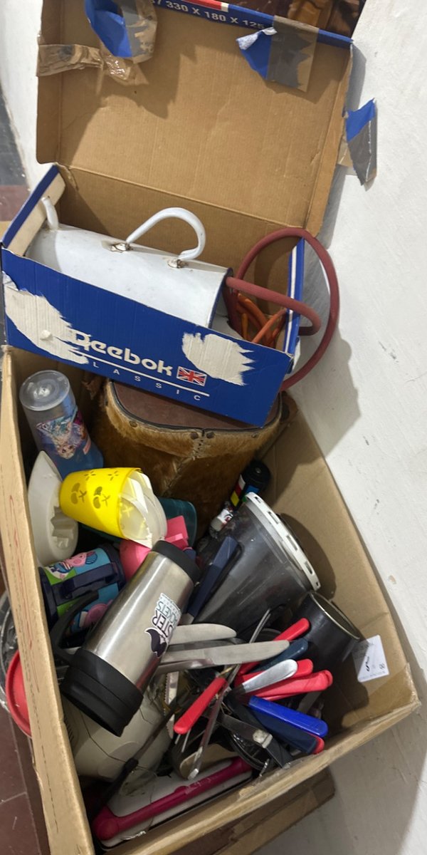 Caja con Cubiertos, Vaso y Accesorios Varios