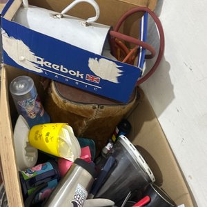 Lote anterior: Caja con Cubiertos, Vaso y Accesorios Varios