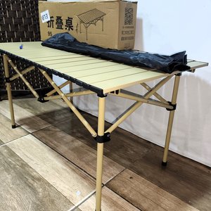 Mesa Plegable de Camping con Mesada Enrollable y Bolso, Color Marrón - imagen 4