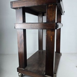 Mesa Auxiliar Rodante de Madera Oscura con Detalles en Hierro - imagen 6