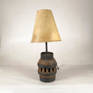 Lote siguiente: Lámpara de Mesa Vintage con Base de Masa de Carreta en Hierro y Madera