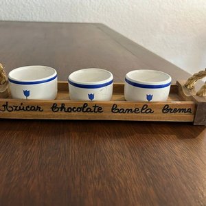 Lote siguiente: Set de 3 Posillos para Azúcar, Chocolate y Crema con Bandeja de Madera