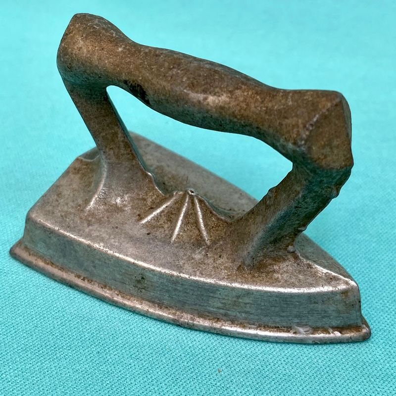 Lote siguiente: Miniatura de hierro para viaje, antigua