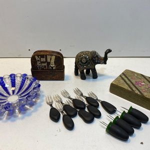 Lote siguiente: Lote de 16 Piezas: Cenicero Vidrio Azul, Posavasos Egipcios, Elefante Adorno y Pinchos Copetín