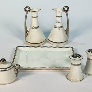 Juego de Aceiteras, Vinagrera y Saleros de Porcelana Checoslovaca con Monogramas Plateados - imagen 3
