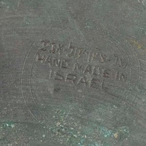 Pieza de Bronce con Tapa y Escena en Relieve - Origen Israel - imagen 2