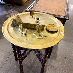 Mesa Auxiliar Decorativa de Bronce con Figuras Orientales - imagen 2