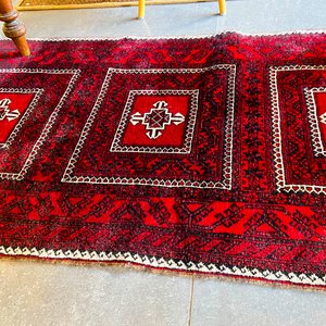 Mesa de madera antigua con cajones y alfombra persa roja - imagen 3