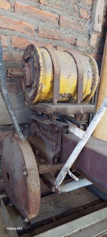 Mesa de trabajo con motor eléctrico en mal estado - imagen 6