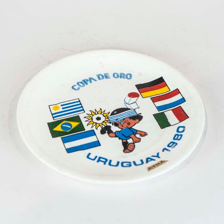 Lote siguiente: Plato de plástico "Copa de oro Uruguay 1980"