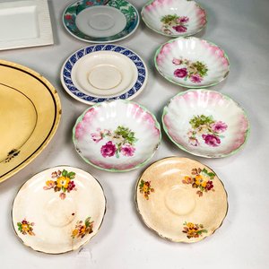 Lote de Porcelana: Bandeja Oval Floral, Platos, Azucarero y Cenicero - imagen 3