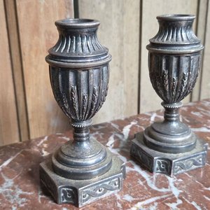 Par de Pequeños Floreros Ornamentados Plateados 14 cm - imagen 3
