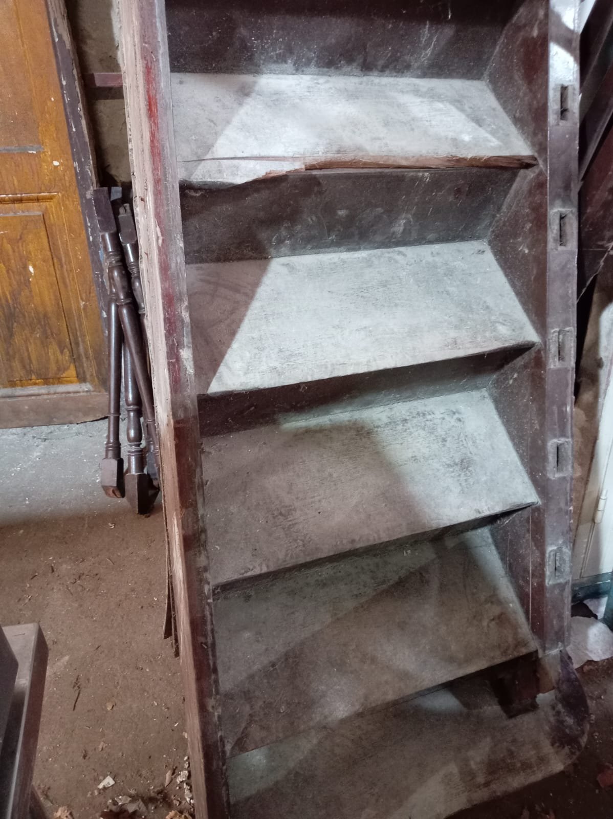 Escaleras de madera con baranda metálica - imagen 4