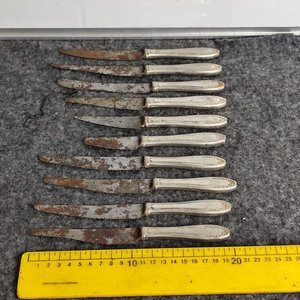 Lote siguiente: Lote de 10 Cuchillos Antiguos con Cabos Pesados y Grabados