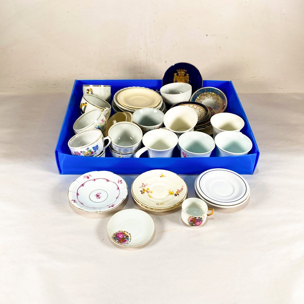 Lote de Tazas y Platos con Diseños Florales y Clásicos