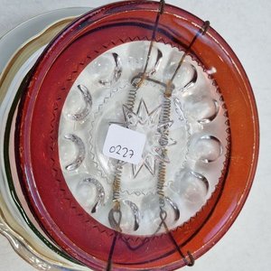 L 066 - 15 Piezas - Conjunto decorativo de pantallas en vidrio opalina con volados y selección de platos en porcelana y loza de diversas marcas (Presenta marcas visibles de uso) - imagen 5
