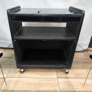 Mesa Negra para TV con Puertas de Vidrio y Ruedas - imagen 5