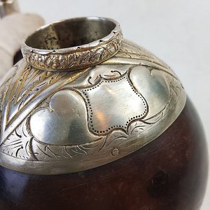 Antiguo Mate de Calabaza con Incrustaciones Metálicas Cinceladas y Decoradas a Mano - imagen 6