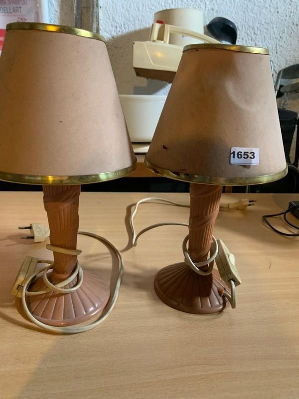 Lote siguiente: Lámparas de mesa de cerámica con sombrillas de tela