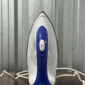 Lote siguiente: Plancha a Vapor Cuori Inca Blanca y Azul con Suela Metálica