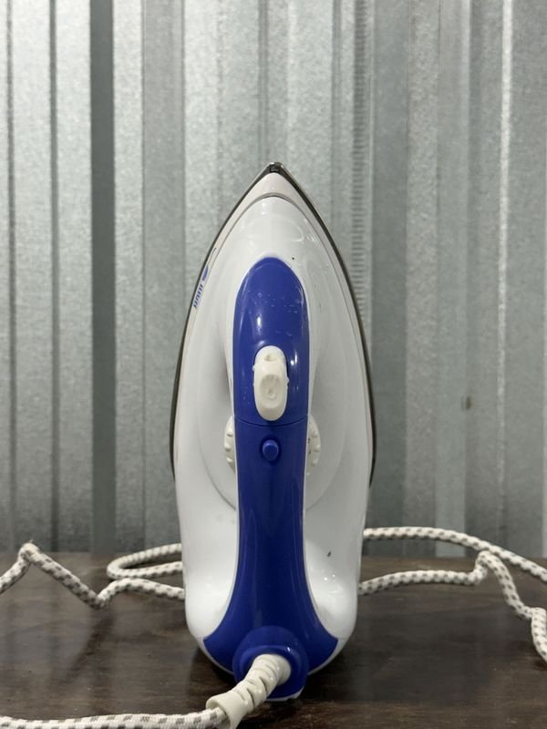 Plancha a Vapor Cuori Inca Blanca y Azul con Suela Metálica