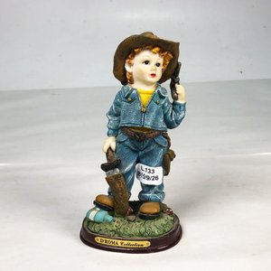 Figura de niño vaquero con arma y base de madera, D'Roma Collection - imagen 1