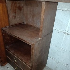 Mesa de Luz con Repisa de Madera Oscura - imagen 2